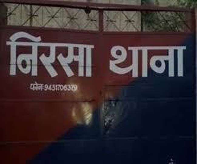 मुंबई पुलिस पहुंची धनबाद के निरसा,बैंक खाते से 11 लाख की निकासी करने वालों को धर दबोचा