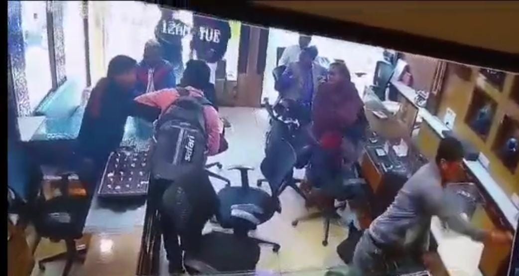 बेगूसराय:  रत्न मंदिर ज्वेलर्स लूट कांड का खुलासा, वारदात में शामिल 6 गिरफ्तार, मास्टरमाइंड अब भी गिरफ्त से बाहर