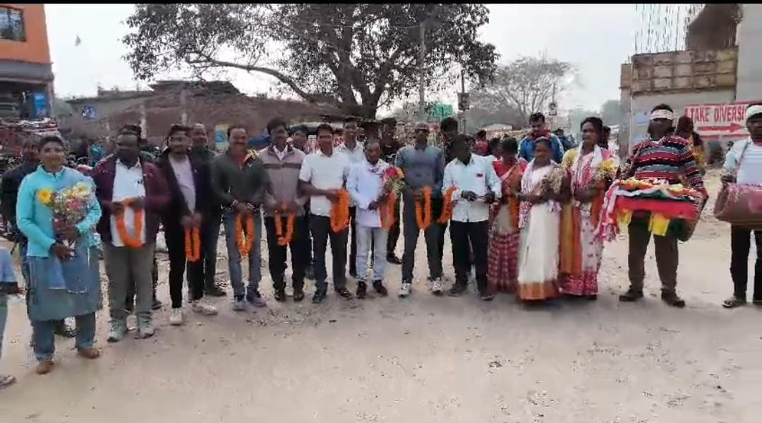 गुमला: दो फुटबॉल कोच को मिला गुरु द्रोणाचार्य अवार्ड, खिलाड़ी का हुआ भव्य स्वागत, जमकर हुई आतिशबाजी