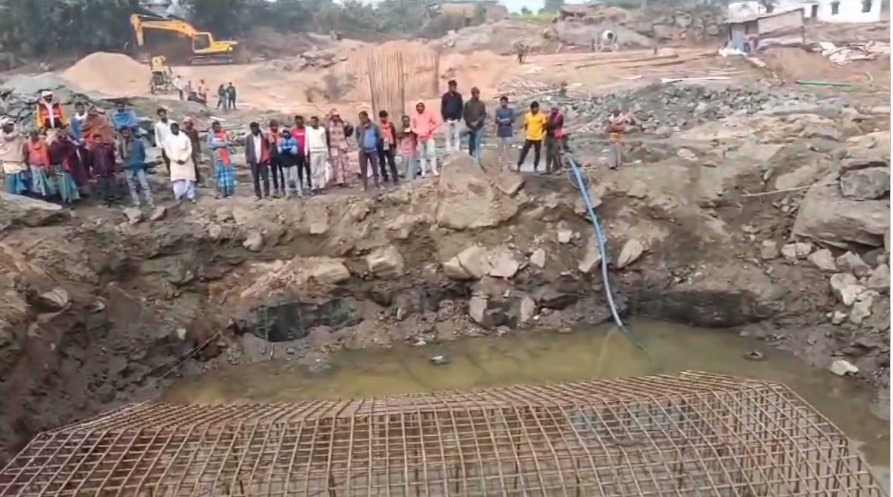 गढ़वा : पुल निर्माण में अनियमितता को लेकर ग्रामीणों में आक्रोश, काम रोका