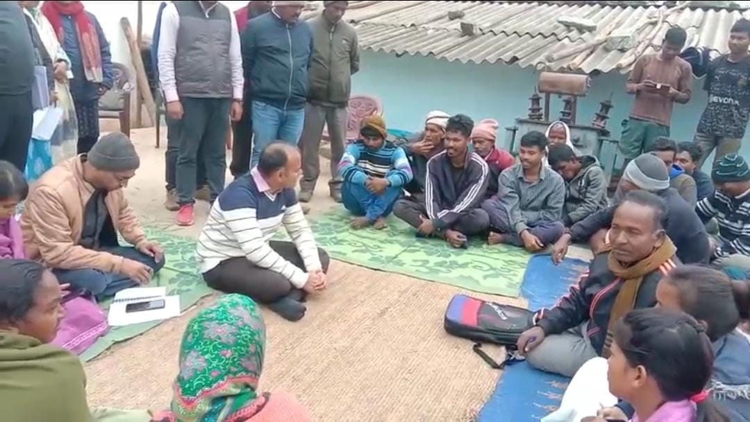 गुमला डीसी की पहल से सुदरवर्ती क्षेत्रों में लगाया जा रहा है विशेष कैंप, सरकारी योजनाओं से वंचित लोगों को लाभ पहुंचाने की हो रही है कोशिश