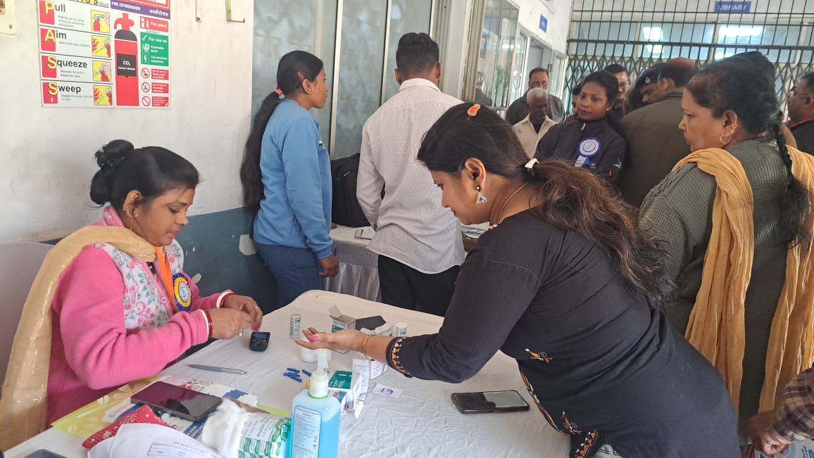जमशेदपुर:टाटा स्टील फॉउंडेशन की ओर से मुफ्त जांच शिविर का आयोजन, लगभग एक हजार लोगों का हुआ इलाज