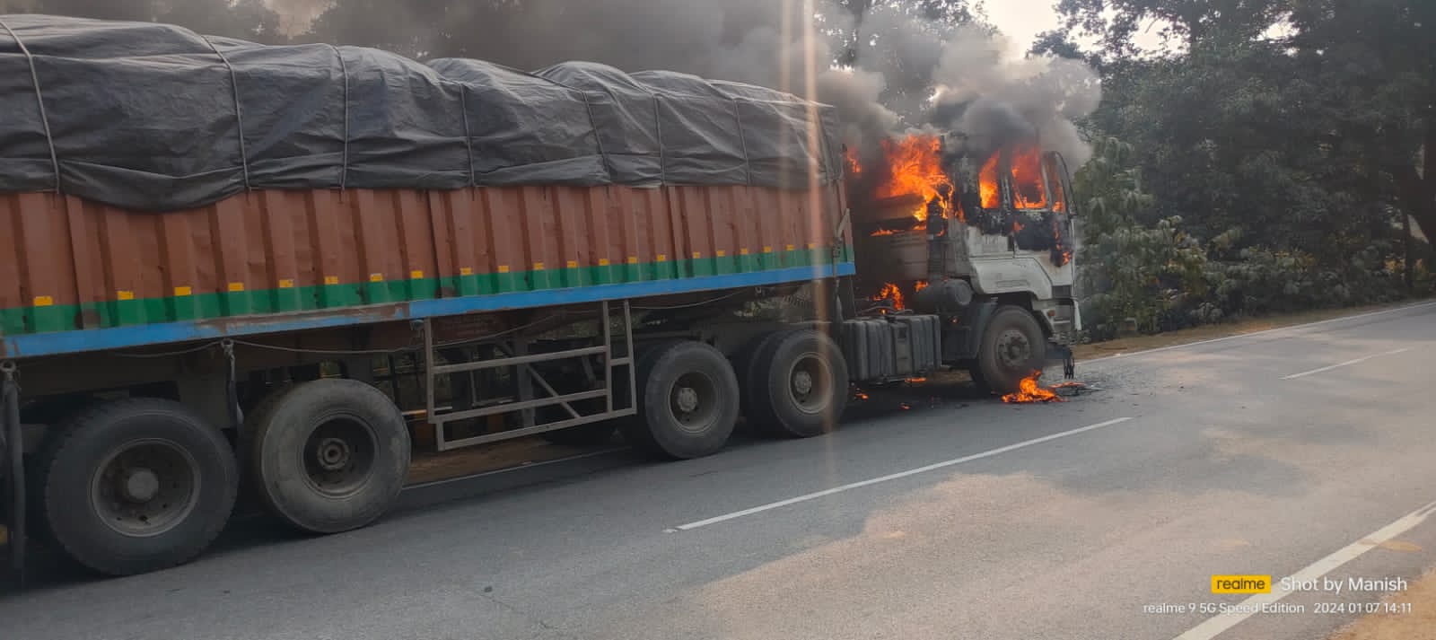 हाईवे पर चलते ट्रक में लगी भीषण आग, चालक ने कूदकर बचाई जान