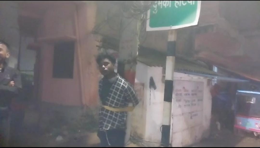 वाहन चोर गिरोह दुमका पुलिस के लिए बना चुनौती! टोटो चोरी करते रंगे हाथ धराया चोर, लोगों ने किया पुलिस के हवाले