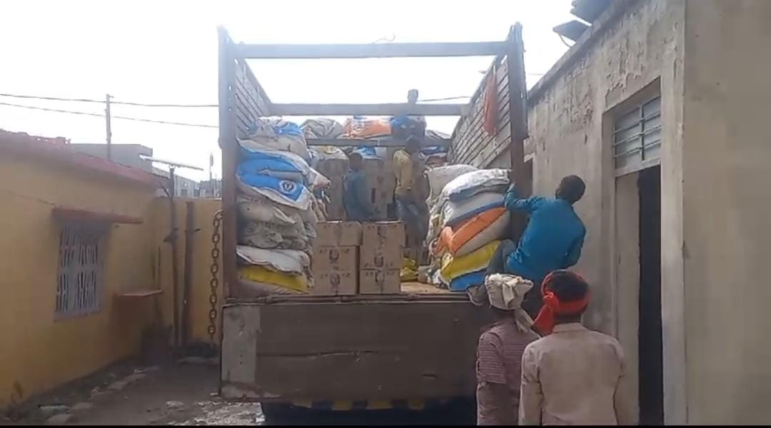 कैमूर में सवा करोड़ की शराब जब्त, धान की भूसी में छिपाकर की जा रही थी तस्करी, दो चालक गिरफ्तार