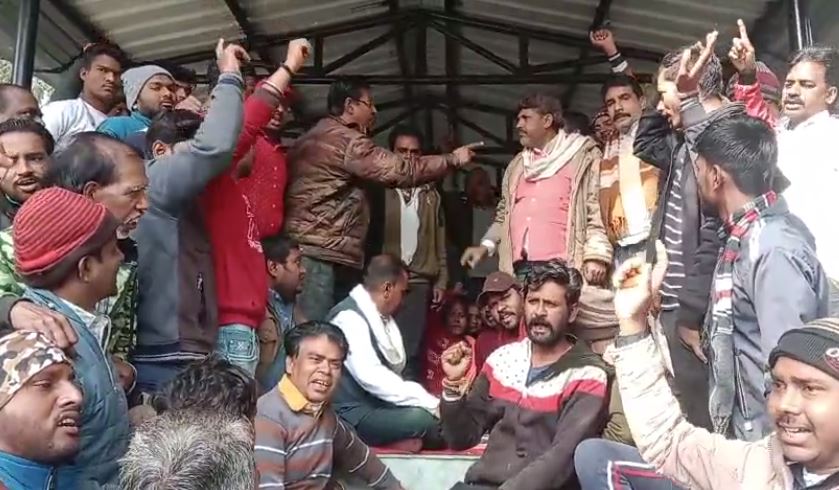 नगर निगम के मनमानी के खिलाफ देवघर फुटपाथ दुकानदार हॉकर संघ का फूटा गुस्सा,कहा- कल से नहीं देंगे टैक्स, पढ़िए पूरा मामला