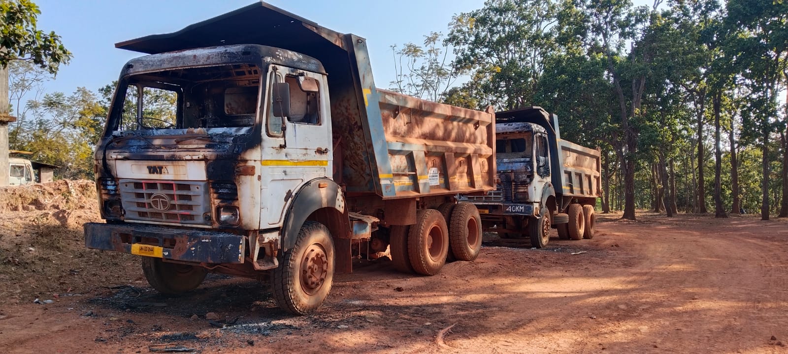 गुमला में नक्सलियों ने मचाया ताडंव! 10 करोड़ के लगभग एक दर्जन वाहनों को किया आग के हवाले   