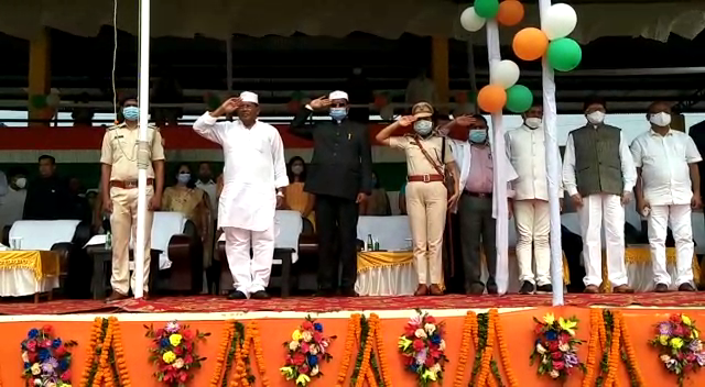 स्वतंत्रता दिवस के मौके पर लोहरदगा में डॉ. रामेश्वर उरांव ने शान से लहराया तिरंगा,हर जिले में किया गया झंडोत्तोलन