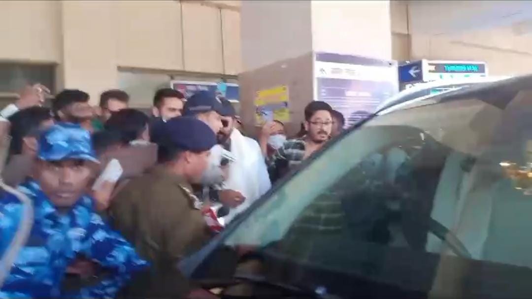 फिल्म अभिनेता संजय दत्त पहुंचे गया,पितरों की आत्मा की शांति के लिए किया पिंडदान