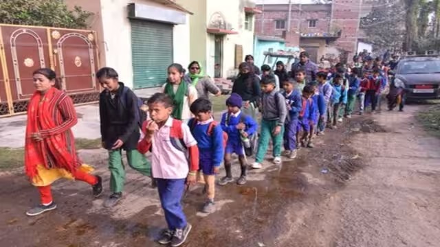 अनूठी पहल : मॉनिटर सीटी बजाते आगे आगे चल रहे थे ,घर से निकल बच्चे लाइन में लगते जा रहे थे 