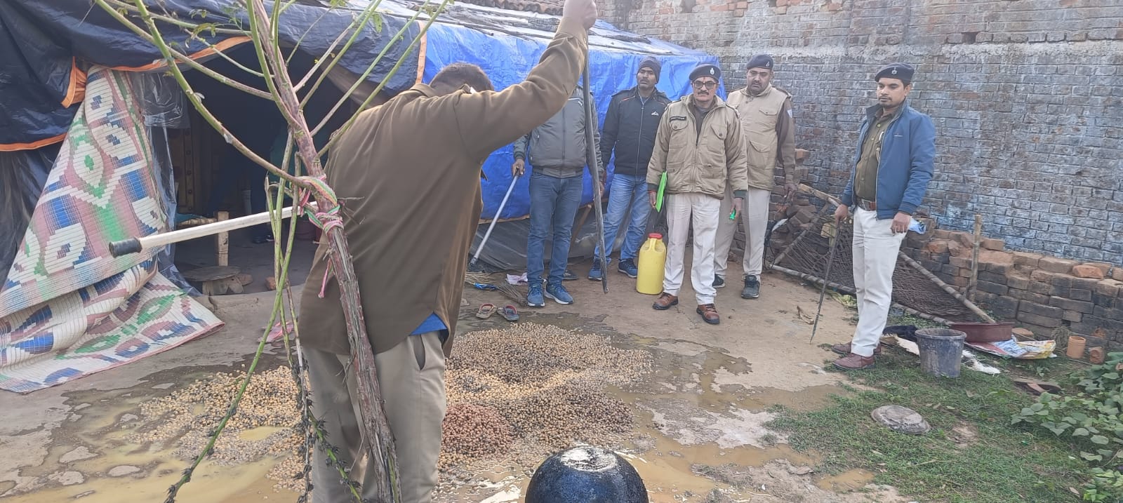 देवघर में उत्पाद विभाग का एक्शन , अभियान चला कर अवैध शराब अड्डा को किया ध्वस्त