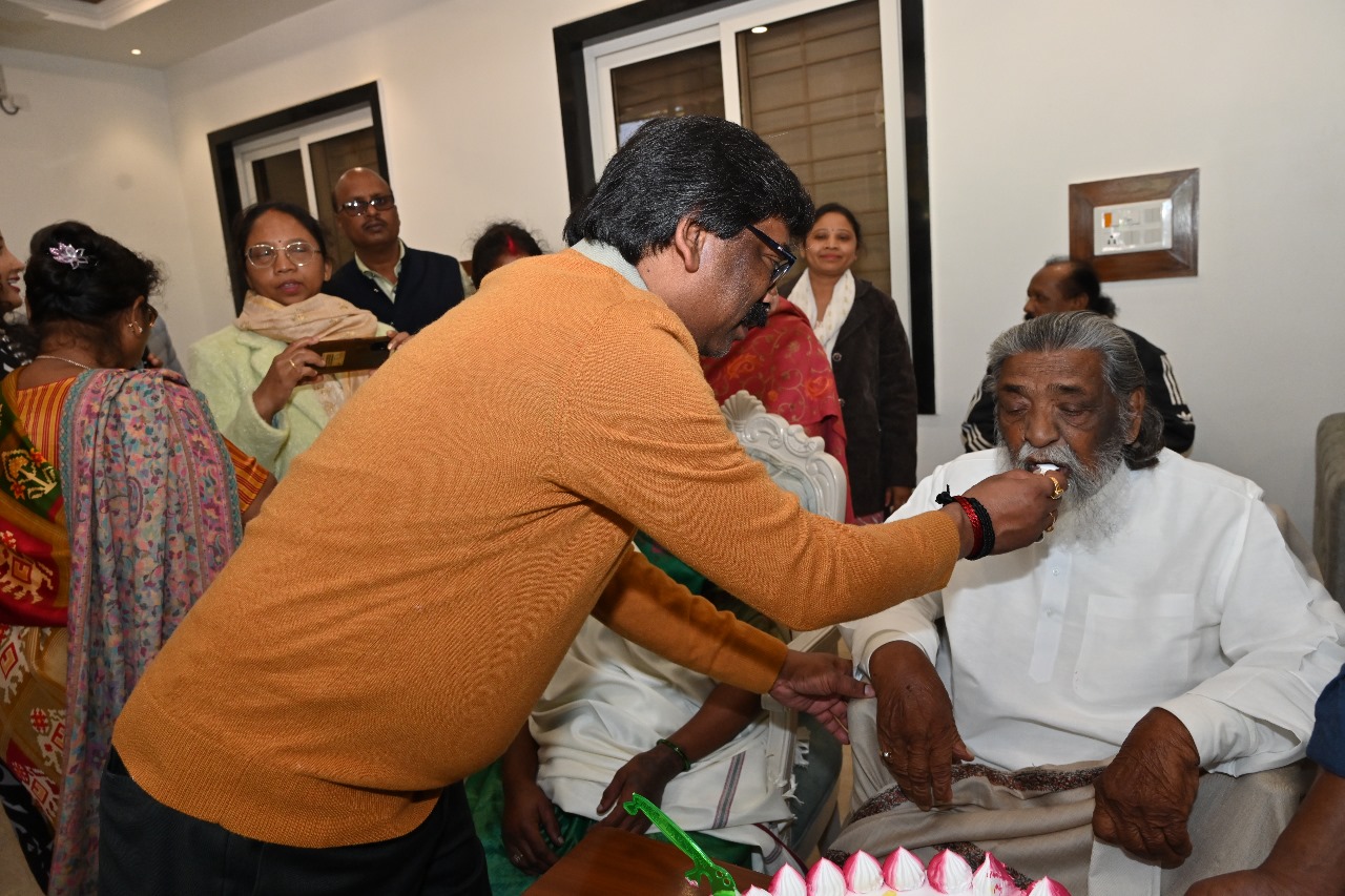 दिशोम गुरु शिबू सोरेन का मनाया गया जन्म दिन, 80 केजी का काटा गया केक 