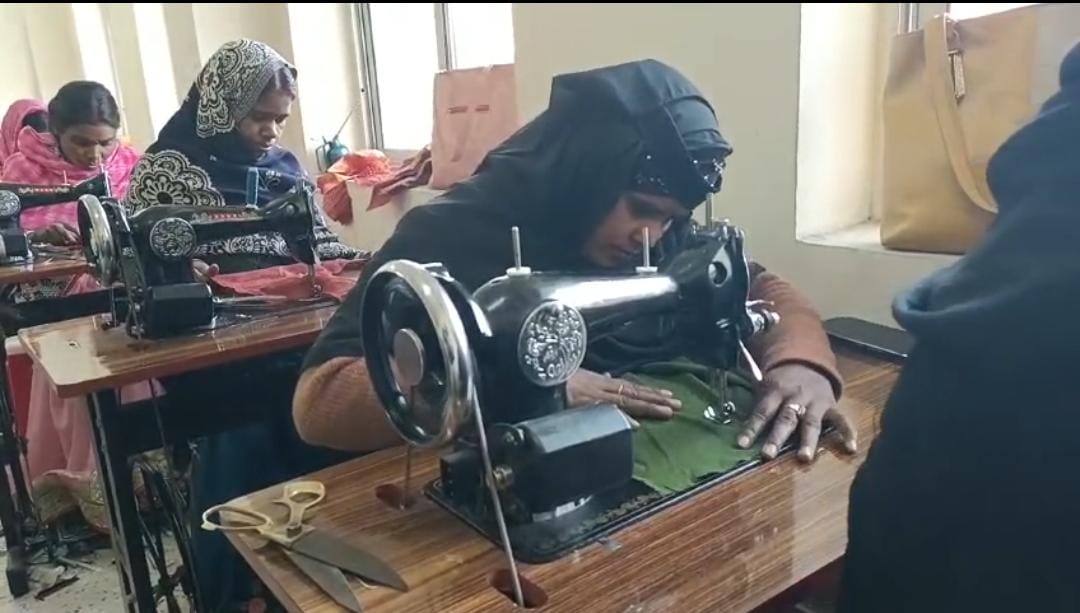 दुमका:पीएम विश्वकर्म योजना के तहत महिलाओं को दी जा रही सिलाई की ट्रैनिंग, प्रशिक्षण लेकर महिलाएं बन रही हैं आत्मनिर्भर