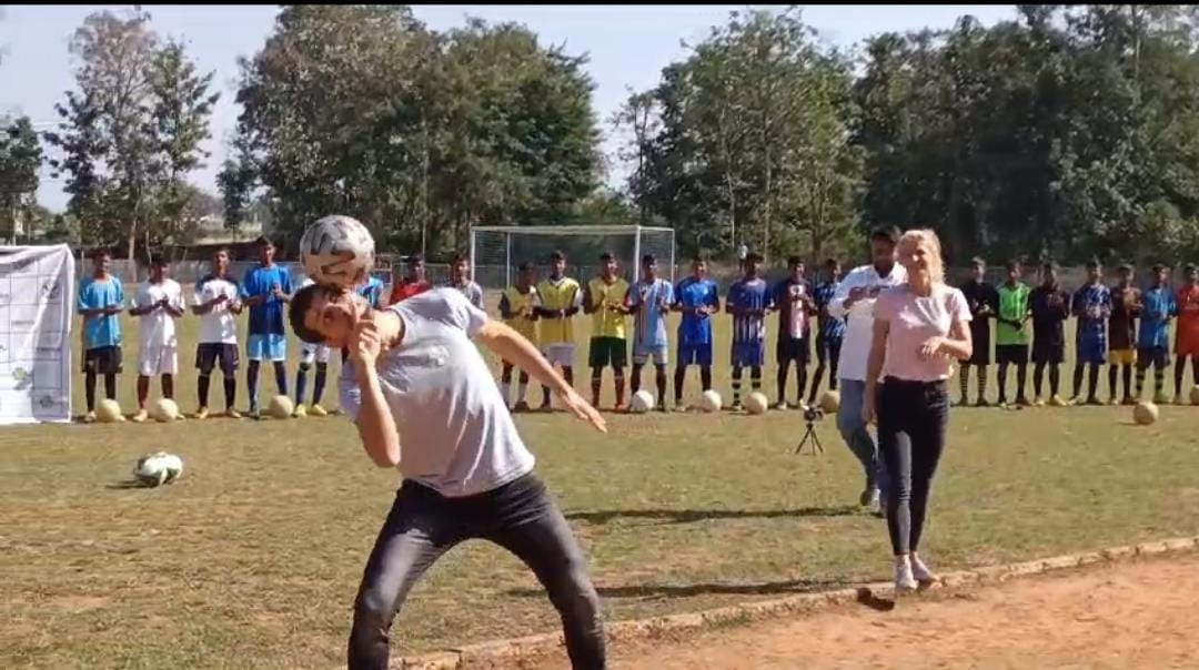 गुमला:खिलाड़ियों को फुटबॉल की बारिकियां सिखा रहे है जर्मनी और पोलैंड के ये दो खिलाड़ी! अपने खेल से लोगो को कर रहे आकर्षित