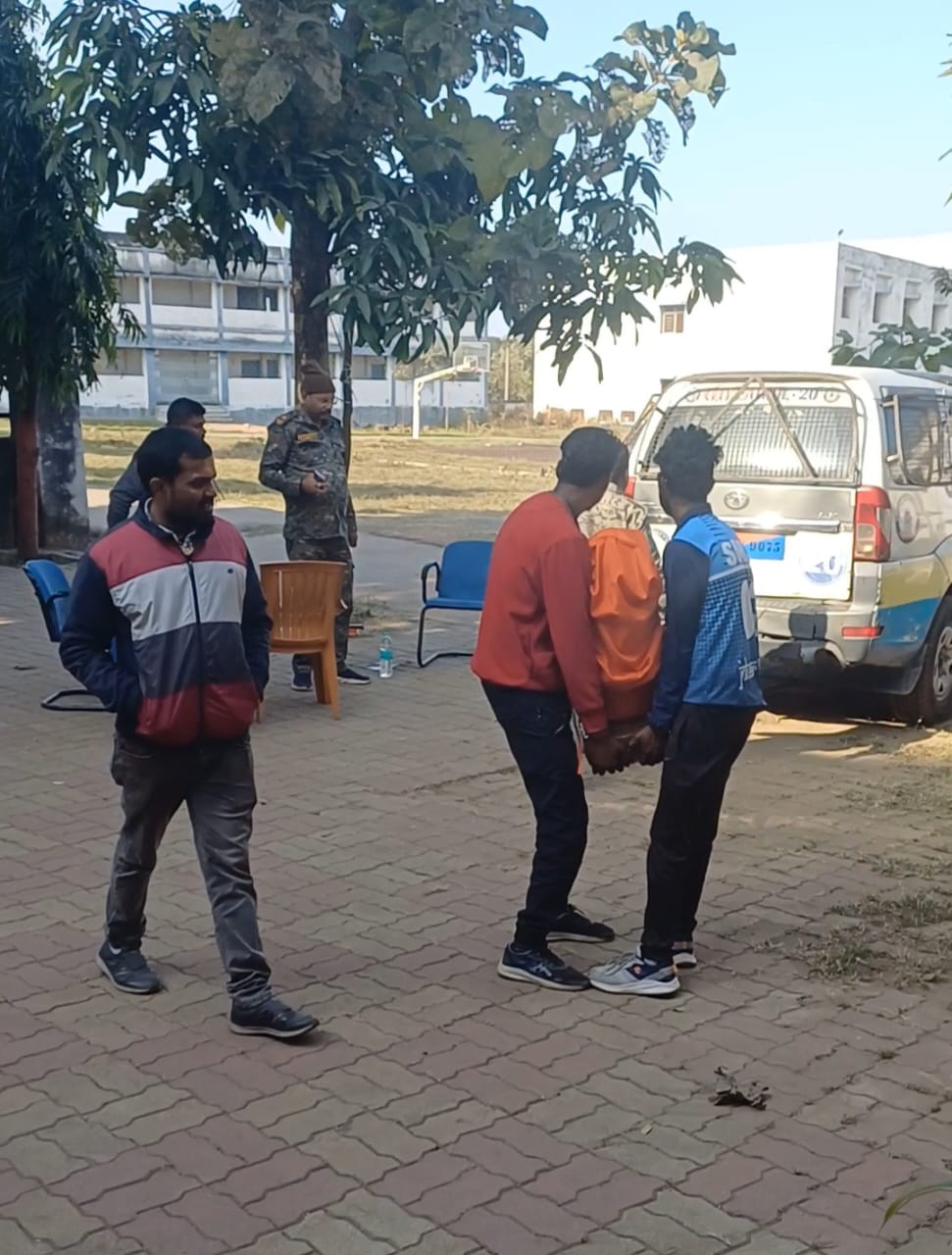 जयंती के दिन स्वामी विवेकानंद की प्रतिमा सिंदरी थाने में हुई "कैद",जानिए खबर की डिटेल्स  