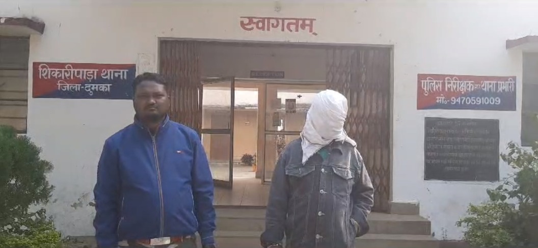 दुमका: पिस्टल और दो मैगजीन के साथ युवक चढ़ा पुलिस के हत्थे, एक महीना पहले बाइक चोरी के मामले में जेल से आया था बाहर