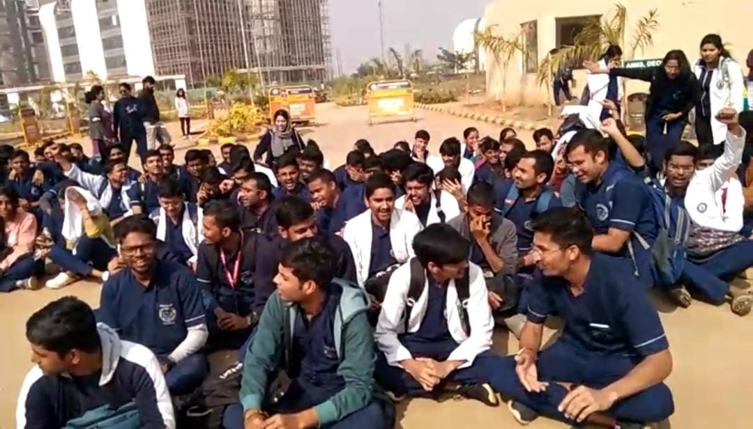 देवघर: एम्स प्रबंधन के खिलाफ फूटा छात्रों का गुस्सा, गेट जाम कर किया जोरदार धरना प्रदर्शन