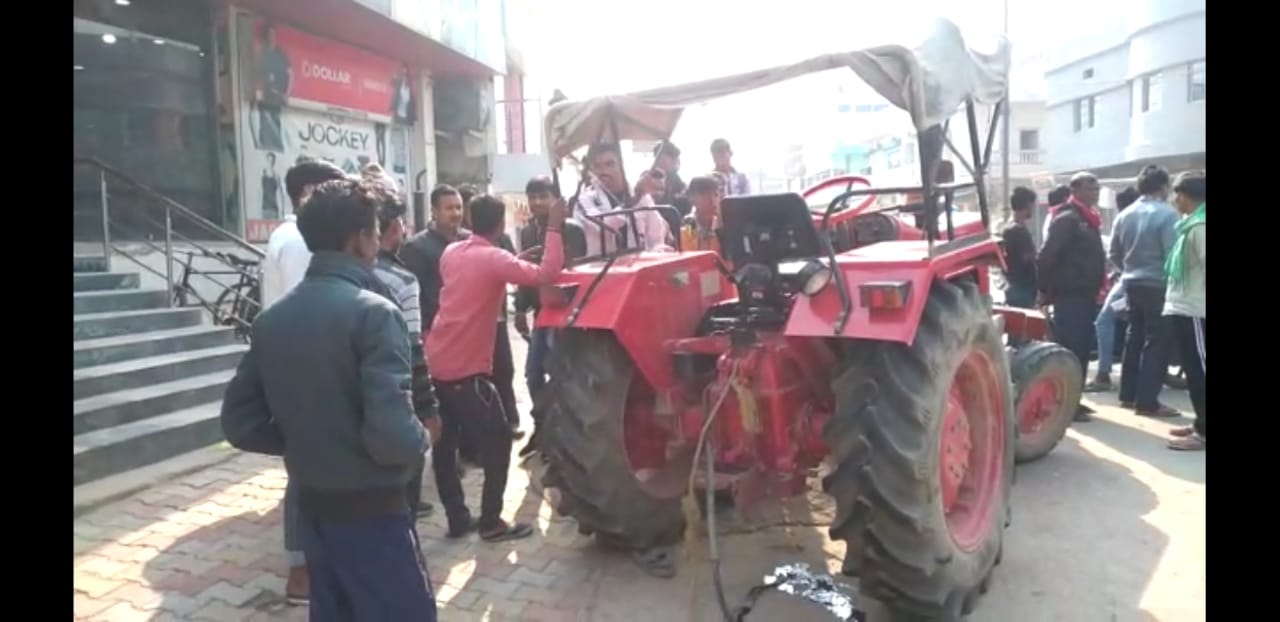 तेज रफ्तार पिकअप ने ट्रैक्टर में मारी टक्कर, ट्रैक्टर चालक समेत तीन की हालत नाजुक