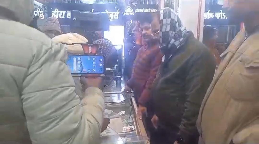 मुजफ्फरपुर:बेखौफ लुटेरों ने ज्वेलरी शॉप में की ताबड़तोड़ फायरिंग, एक को लगी गोली, हालत गंभीर