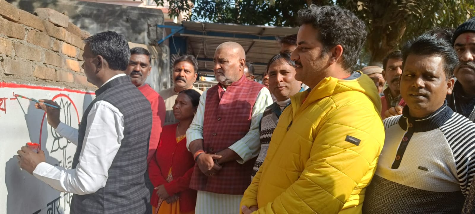 दुमका : सांसद सुनील सोरेन ने की वॉल राइटिंग अभियान की शुरुवात, लोगों से भाजपा को समर्थन देने की अपील  