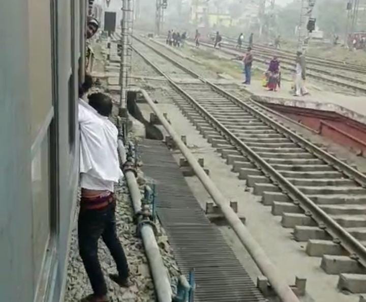 बिहार:ट्रेन की खिड़की से घंटों लटकता रहा झपट्टेमार चोर, तेजी से पटरी पर दौड़ती रही ट्रेन, पढ़ें वायरल वीडियो की हकीकत   