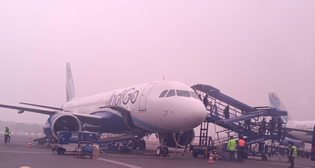 मां के मौत की खबर मिलते ही पायलट ने विमान को उड़ाने से किया मना, दूसरे पायलट के आने के बाद पुणे के लिए उड़ान भर सकी इंडिगो की फ्लाइट