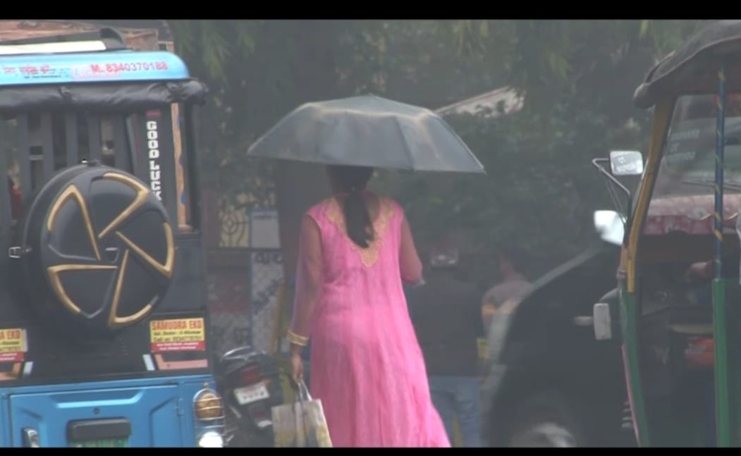 DHANBAD: हांड कंपाती ठंड के बीच बादल, कोहरा और बूंदाबांदी से हुई सुबह की शुरुआत 