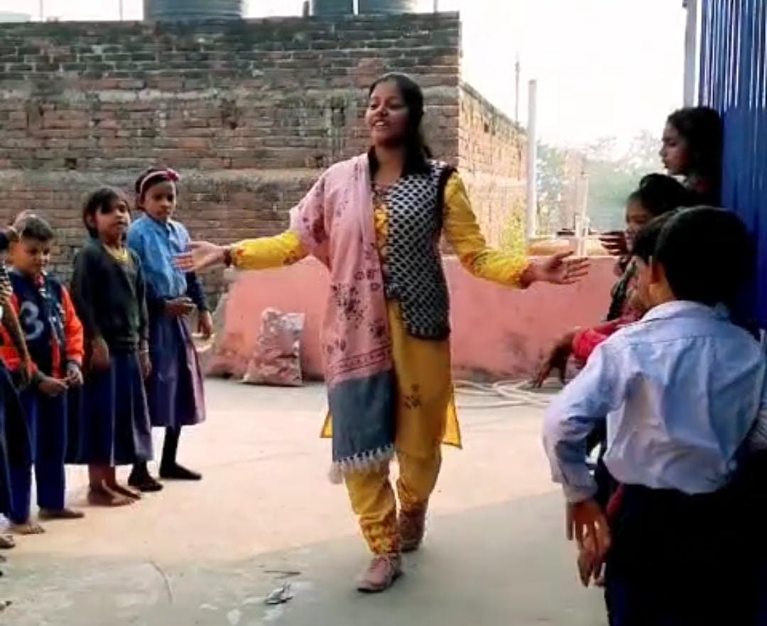 बिहार की इस शिक्षिका के कायल हुए लोग! क्लास में बच्चों के साथ करती है डांस, आप भी देखें वीडियो