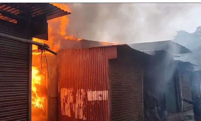 हजारीबाग के डेली मार्केट में लगी भीषण आग, लाखों की संपत्ति का नुकसान 