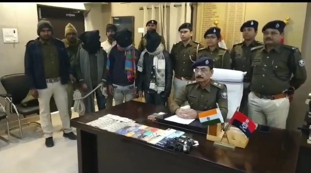 अररिया पुलिस ने तीन साइबर ठगों को किया गिरफ्तार, कई फर्जी दस्तावेज जब्त, जानें कैसे लोगों को बनाते थे निशाना