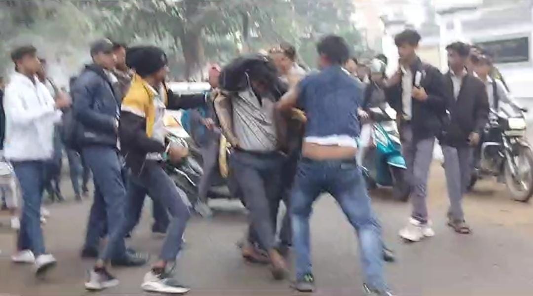 जमशेदपुर:कुश्ती का मैदान बना कोऑपरेटिव कॉलेज परिसर! छात्रों के दो गुटों में जमकर हुई मारपीट, देखें वीडियो