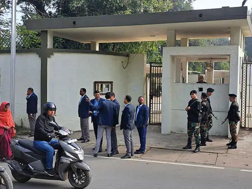 BREAKING: ED अधिकारी पहुंचे CM आवास, राजधानी में हुए जमीन घोटाले को लेकर CM हेमंत सोरेन से होगी पूछताछ 