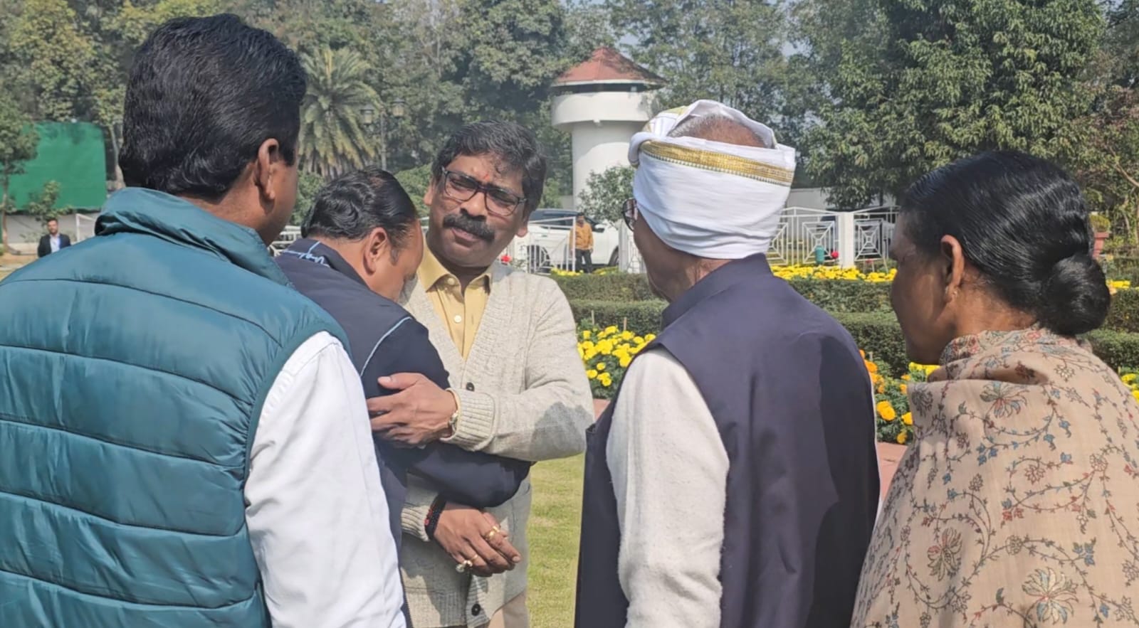 बड़ी खबर : ईडी अधिकारियों के पहुंचने के पहले हेमंत से गले लग रोने लगे विधायक इरफान, सीएम ने बंधाया हौसला, बाहर कार्यकर्ताओं का हुजूम