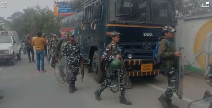 Big Breaking: सीएम हेमंत से पूछताछ के बीच अचानक से 11 बसों में पहुंचे सीआपीएफ जवान! झारखंड पुलिस ने दिया कार्यकर्ताओं में आक्रोश बढ़ने का हवाला