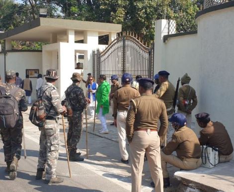 जमीन घोटाले में मुख्यमंत्री हेमंत सोरेन से पूछताछ जारी, इस बीच ईडी के अधिकारी कुछ दस्तावेज लेकर पहुंचे सीएम आवास 