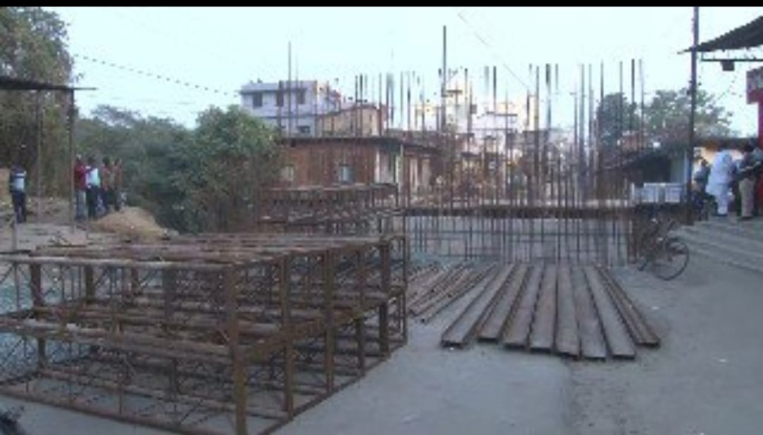 DHANBAD: वासेपुर में पुल निर्माण को एक बार फिर मिला  एक्सटेंशन, लोग गुस्से में 