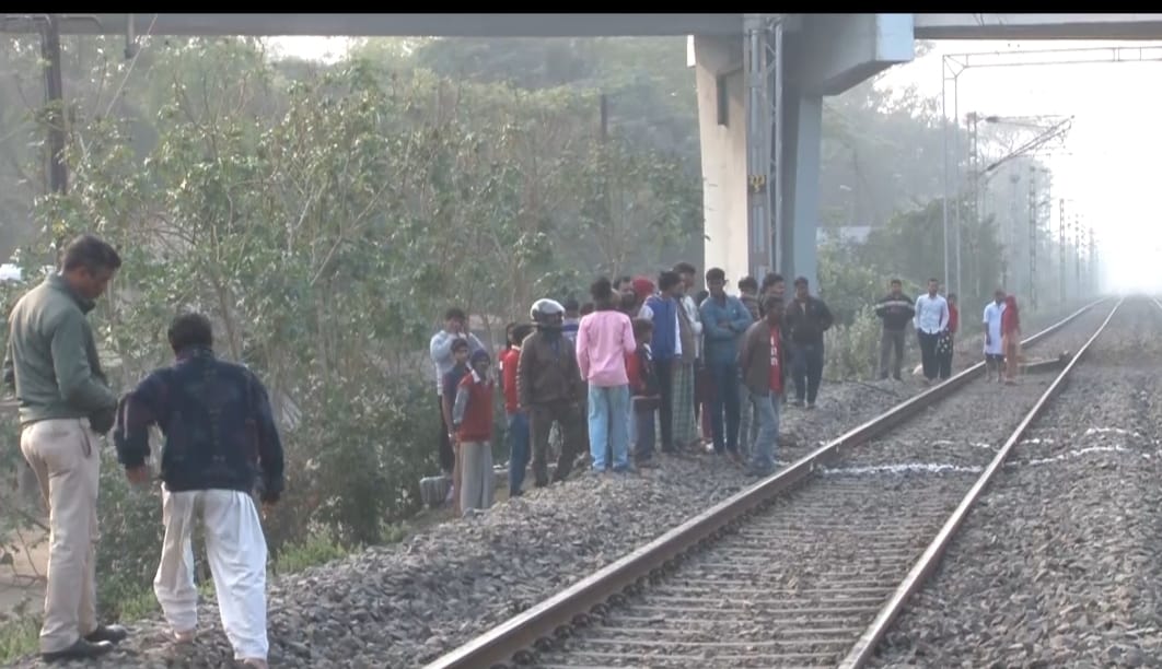 DHANBAD: ट्रेन आई और देखते -देखते महिला के शरीर के परखच्चे उड़ गए