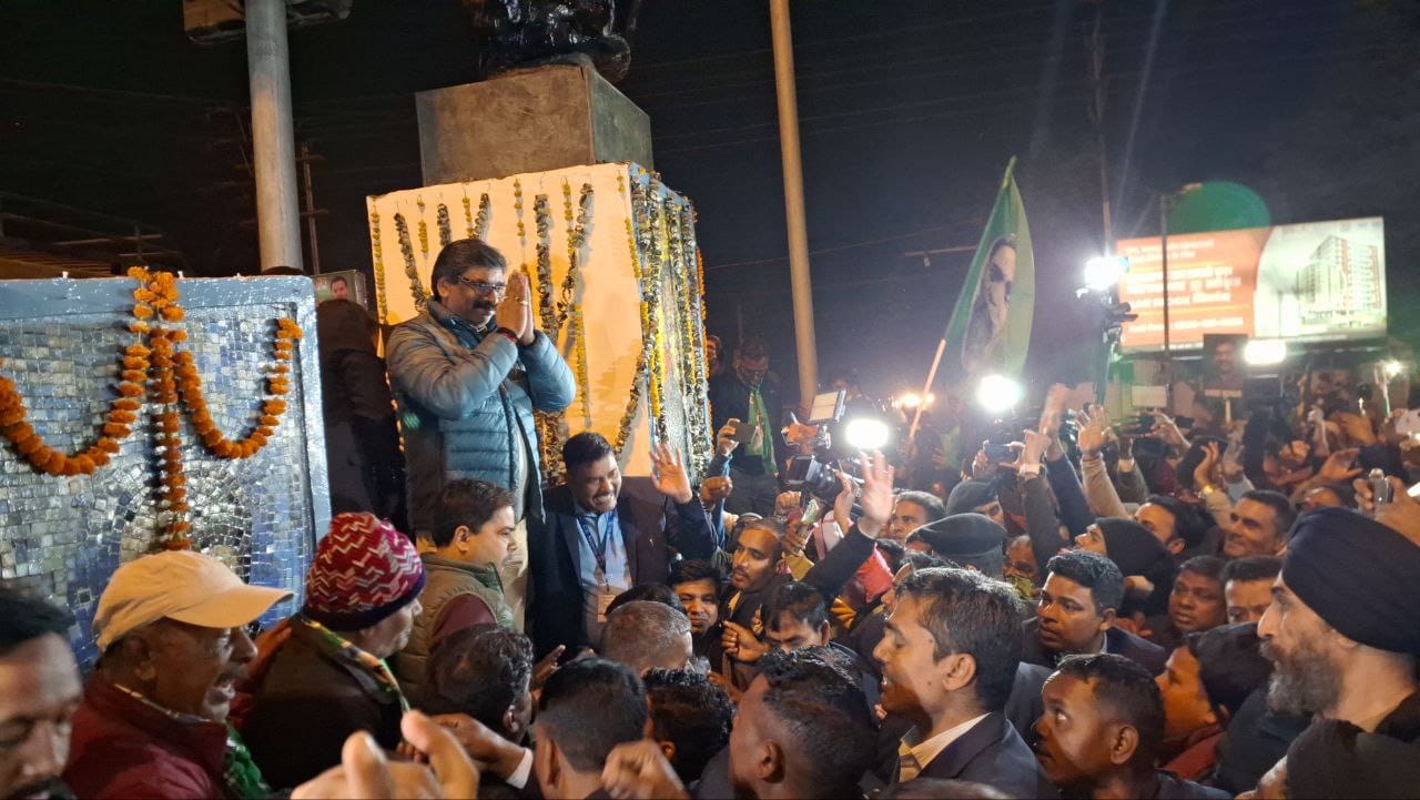सात घन्टे की पूछताछ के बाद मुस्कुराते हुए कार्यकर्ताओं के बीच आए सीएम हेमंत, कहा - विपक्ष के ताबूत में आखरी कील ठोकने का काम करेंगे