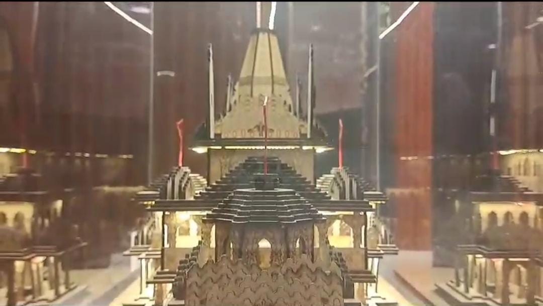 जमशेदपुर में देखी जा रही है अयोध्या प्राण प्रतिष्ठा की दीवानगी! लकड़ी और थर्माकोल से किया जा रहा है मंदिर का निर्माण