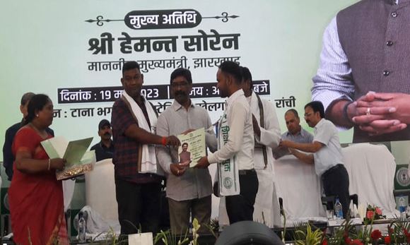 बहुत बड़ी खुशखबरी: कल मुख्यमंत्री हेमंत सोरेन सौंपेंगे 2500 युवाओं को नियुक्ति पत्र, इस पूरी खबर को पढ़िए  