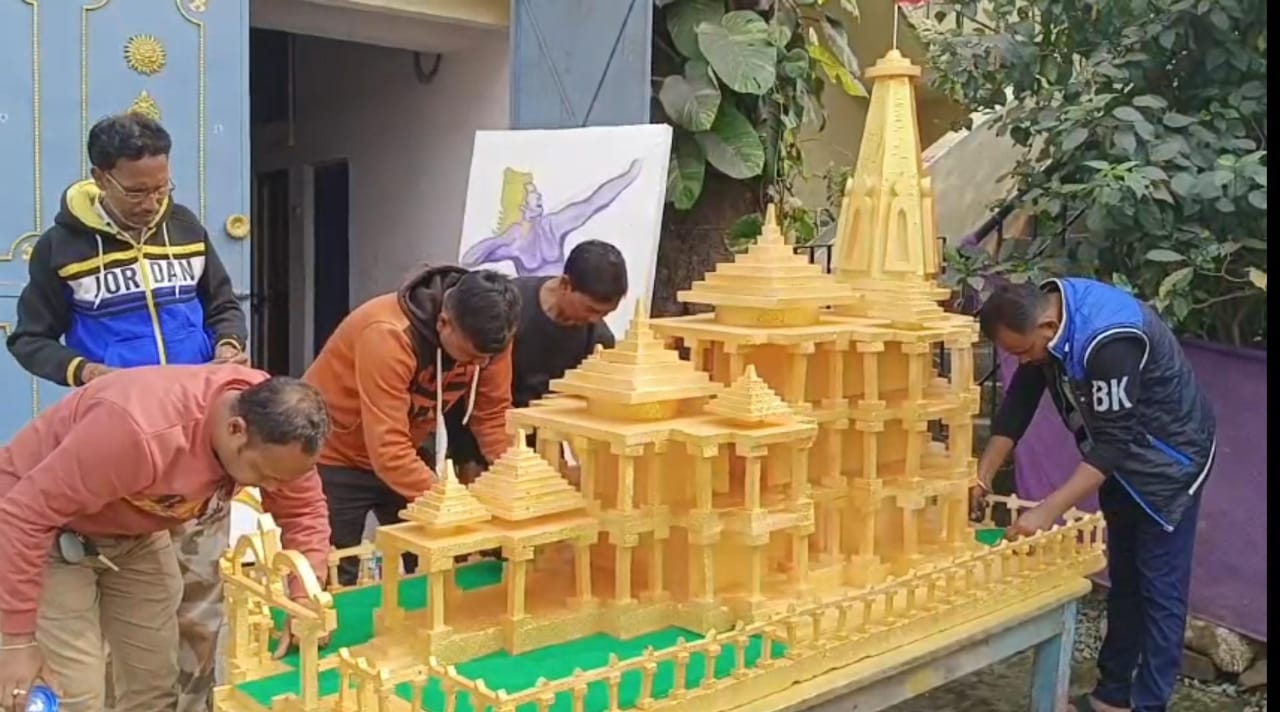 आराध्य श्रीराम की भक्ति में झूम रहा है देश! देखें कैसे जमशेदपुर के इस भक्त ने बनाया अयोध्या राम मंदिर का हूबहू मॉडल, दीदार के लिए उमड़ी भीड़    