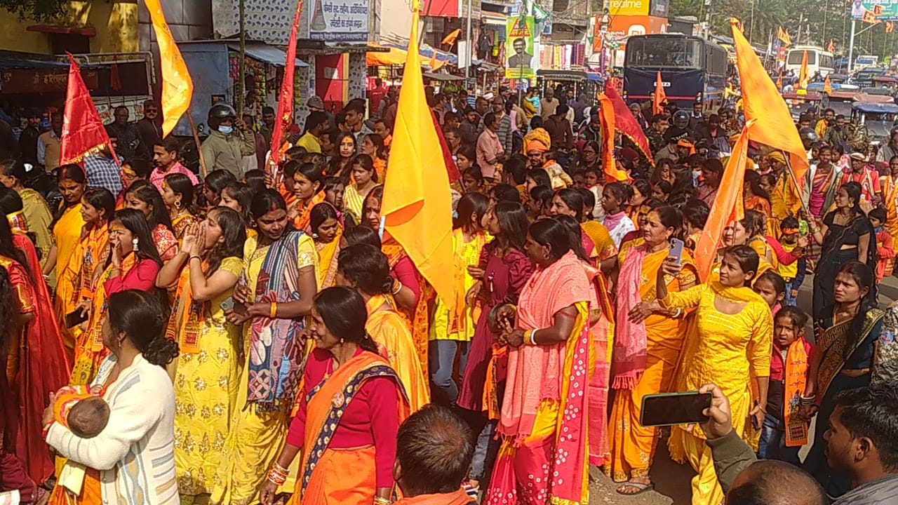 रामलला के अयोध्या आगमन पर खिले भक्तों के चेहरे! सनातनी ध्वजों से पटा दुमका, पढ़ें कैसे भक्ति गीत झूमने पर कर रहे हैं मजबूर   