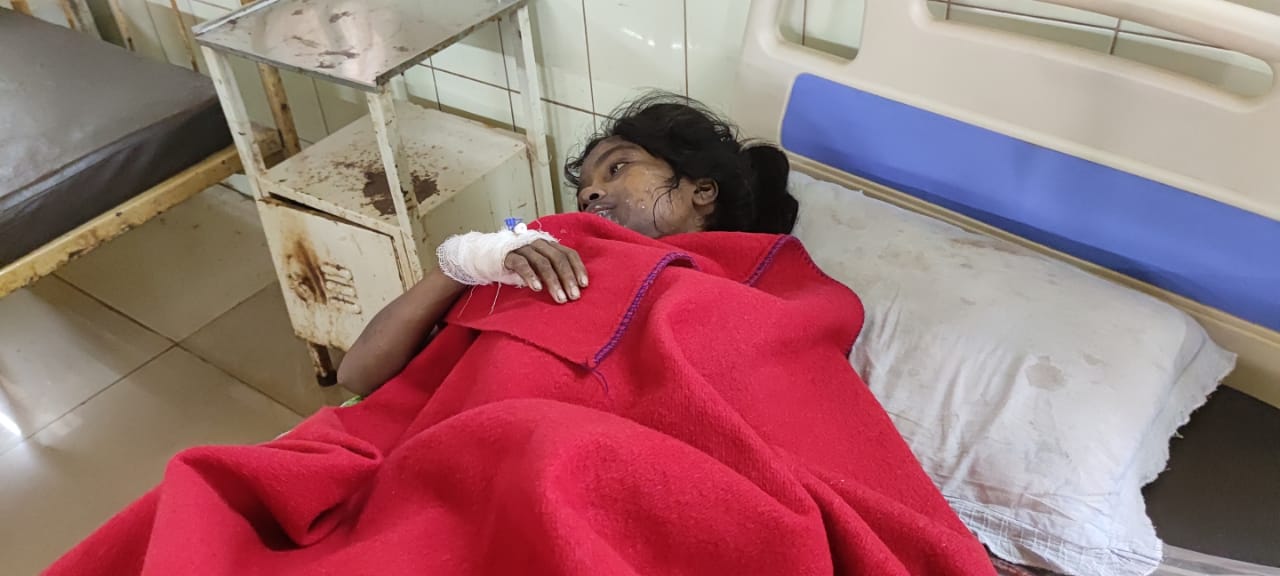 खाना बनाते समय दहकते कोयले के साथ शरीर पर गिरा चूल्हा, हालत नाजुक