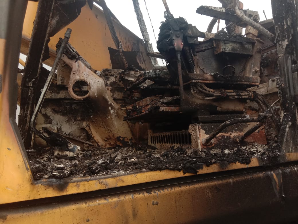 चतरा में TSPC नक्सलियों का तांडव, दो पोकलेन मशीन में लगाई आग, कर्मियों और मजदूरों के साथ की मारपीट