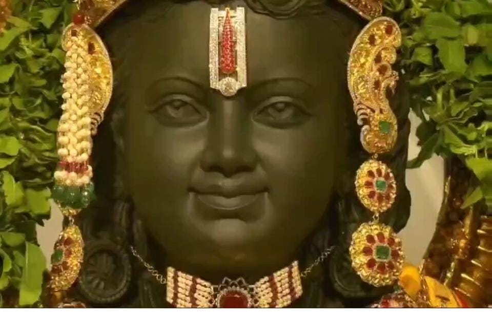 रामलला के बाल रुप को देखकर भक्त हुए भाव विभोर! श्रीराम के ललाट पर लगे तिलक ने भक्तों को किया आकर्षित, पढ़ें तिलक की खासियत   