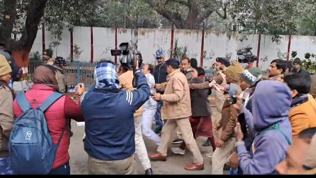 पटना:समायोजन की मांग लेकर आत्मदाह करने राजभवन पहुंचे ग्रामीण चिकित्सक, जमकर किया हंगामा, पढ़ें मजिस्ट्रेट ने क्या कहा