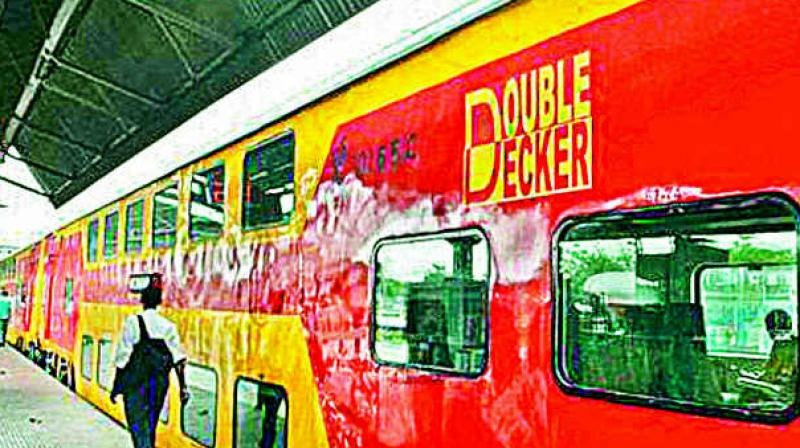 इतिहास के पन्नों में क्यों दर्ज हुई धनबाद -हावड़ा के बीच चलने वाली देश की पहली डबल डेक्कर ट्रेन, पढ़िए डिटेल्स