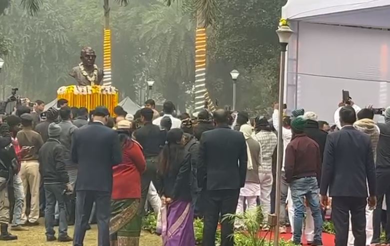 कर्पूरी ठाकुर की 100 वीं जयंती पर नीतीश कुमार ने माल्यार्पण कर दी श्रद्धांजलि, जननायक के गांव भी जाएंगे सीएम 