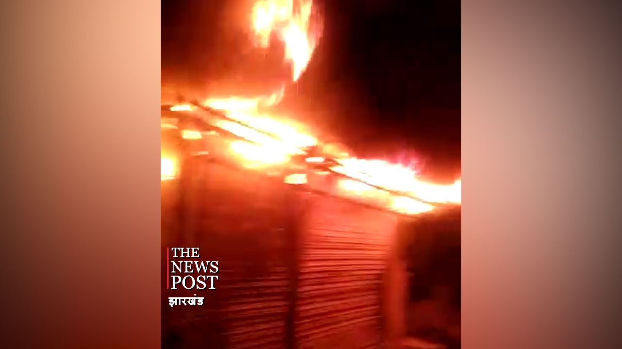 देर रात दुकान में लगी आग, सबकुछ जलकर राख 