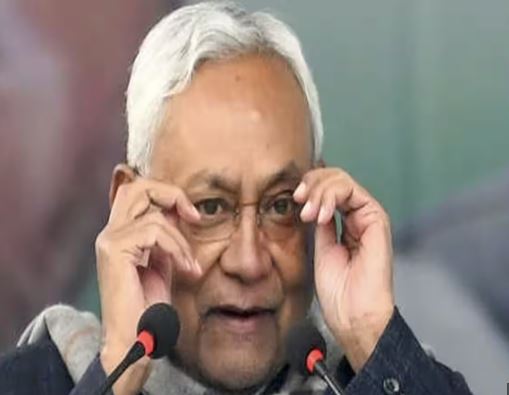चौक-चौराहो और चाय की टपरियों पर नीतीश बाबू के पलटने की चर्चा, किसान से लेकर मजदूर तक बिहार की सरकार बना और गिरा रहें हैं